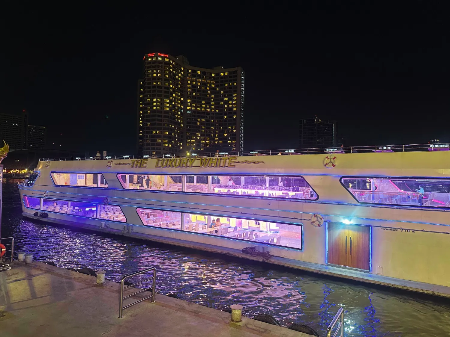 ล่องเรือดินเนอร์ แม่น้ำเจ้าพระยา เดอะ ลักซ์ชัวรี่ ไวท์ ลดสูงสุด 40%
